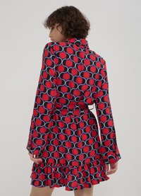 Calliope COURTE ET FANTAISISTE - Abito a camicia - une variante