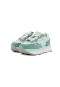 Sneakers in camoscio verde acqua chiaro con accenti bianchi, dettagli testurizzati e una suola spessa grigia. Presentano punte dei lacci rosa e un logo del marchio sottile.
