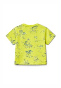 Camiseta de manga corta verde lima con estampado de una palmera azul y un velero. Tejido suave con cuello redondo y corte relajado.