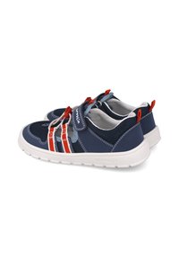 Zapatos de malla y sintéticos azul marino con acentos en rojo y blanco, cordones grises y una suela de goma blanca. Presenta un logo y un diseño transpirable.