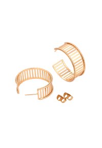 Guldfarvede metal øreringe med et åbent, lamelt design og snoede detaljer, ledsaget af lukkede cirkulære studs.