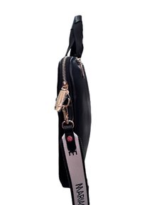 Borsa nera in pelle con texture liscia, dotata di una cerniera dorata, tracolla removibile con accentuazione rosa e forma arrotondata.