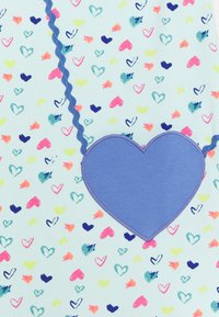 Pattern di piccoli cuori colorati su tessuto azzurro chiaro con un grande cuore viola cucito e dettagli di bordo ondulato blu.