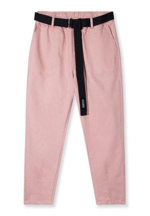 Lichtroze katoenbroek met een zwarte stoffen riem, elastische tailleband en twee voorzakken. Recht model, minimale afwerking.
