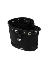 Sort læder bucket bag med sølvøjer, snøre-lukning og inderlomme. Glat tekstur, rund form og minimal brandingdetalje.