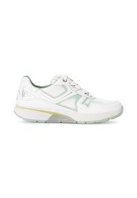 Witte sportieve schoen met lichtgroene accenten, bovenwerk van mesh en synthetisch materiaal, ronde neus, platte zool en een gevoerde kraag voor comfort.