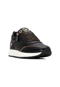 Zapatillas deportivas negras con un diseño texturizado, detalles en marrón, herrajes metálicos, cierre de cordones y una mediasuela blanca para mayor amortiguación.