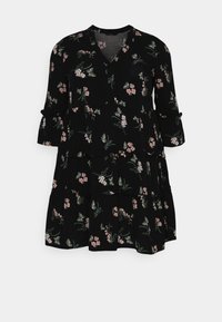 Vestido negro con escote en V, mangas tres cuartos y volantes en las capas. Presenta un patrón floral en tonos rosa y verde en toda la tela.
