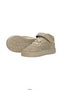 Beige geperforeerde sneakers met een hoge bovenkant, voorzien van een klittenbandsluiting, ronde neus en een rubberen zool met een gestructureerd loopvlak.