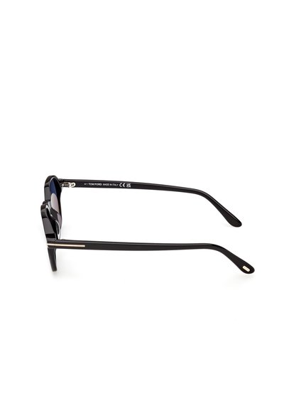 Černé plastové sluneční brýle s hladkým povrchem, obdélníkové obroučky, stříbrné akcenty na stranách a tmavé čočky. Zobrazený boční pohled.