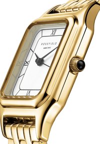 Reloj rectangular dorado con una esfera blanca, manecillas negras, números romanos y una correa texturizada. Presenta una corona visible y un acabado brillante.