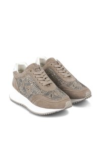 Zapatillas beige de ante con tachuelas metálicas decorativas, que cuentan con una suela de goma blanca y paneles texturizados. Cordones y cuello acolchado.