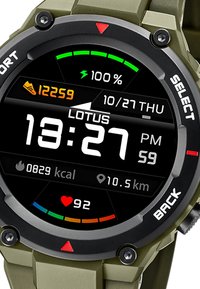 Montre de sport avec un affichage numérique noir. Affiche l'heure, la date, le nombre de pas, les calories, la distance, le rythme cardiaque et le niveau de batterie. Accents vert, noir et orange.