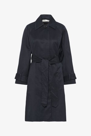 Námořnicky modrý trenčkot ke kolenům se širokým límcem, jednoknopovým zapínáním, sladěným pásem a nastavitelnými pásky na manžetách dlouhých rukávů.