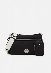 Schwarze Nylon-Schultertasche mit silbernem Reißverschluss, Logodetail und abnehmbarem kleinen Beutel. Verfügt über einen verstellbaren, gemusterten Riemen.