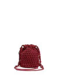 Bolsa tejida roja con cierre de cordón y correa ajustable. Presenta una superficie texturizada y forma redonda, acentuada por un hardware duradero.