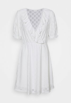 Biała sukienka do kolan z bufkami na rękawach, wykonana z tkaniny ażurowej, z dekoltem w szpic wykończonym falbanką oraz marszczonym pasem.