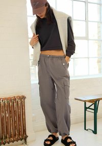 Next PARACHUTE PULL-ON TALL - REGULAR FIT - Oldalzsebes nadrágok - charcoal grey