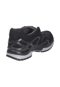 Scarpa da ginnastica nera con tomaia in rete, collo imbottito e suola in gomma testurizzata con una striscia grigia. La vista posteriore mostra un design curvo.