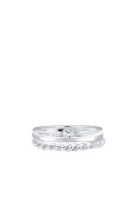 Anello d'argento composto da tre bande: una liscia, una attorcigliata e una con una pietra centrale taglio brillante, tutte con una finitura lucida.