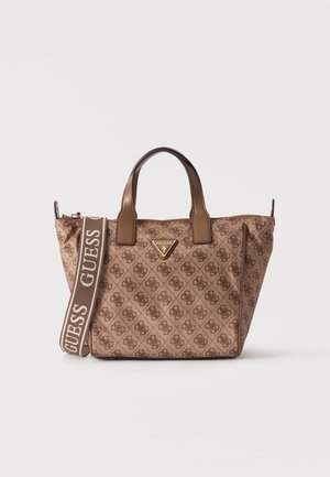 Sac à main Guess marron avec logo imprimé à motifs, deux petites poignées et une bandoulière ajustable avec marquage Guess.