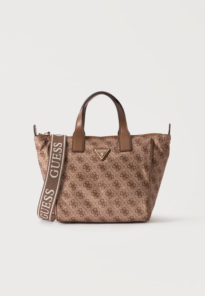 Sac à main Guess marron avec logo imprimé à motifs, deux petites poignées et une bandoulière ajustable avec marquage Guess.