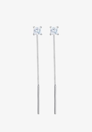 Paire de boucles d'oreilles argentées à enfiler avec des pierres carrées claires et des chaînes fines se terminant par des tiges élancées.