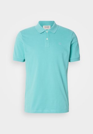 Tirkizna polo majica, pamučni materijal, kratki rukavi, dva dugmeta na kopčanju, diskretno vezeni logo na prsima, glatka tekstura.