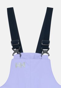 Paarse waterdichte overall met verstelbare donkerblauwe banden, voorzien van zwarte kunststof beslag en een reflecterend logo aan de voorkant.