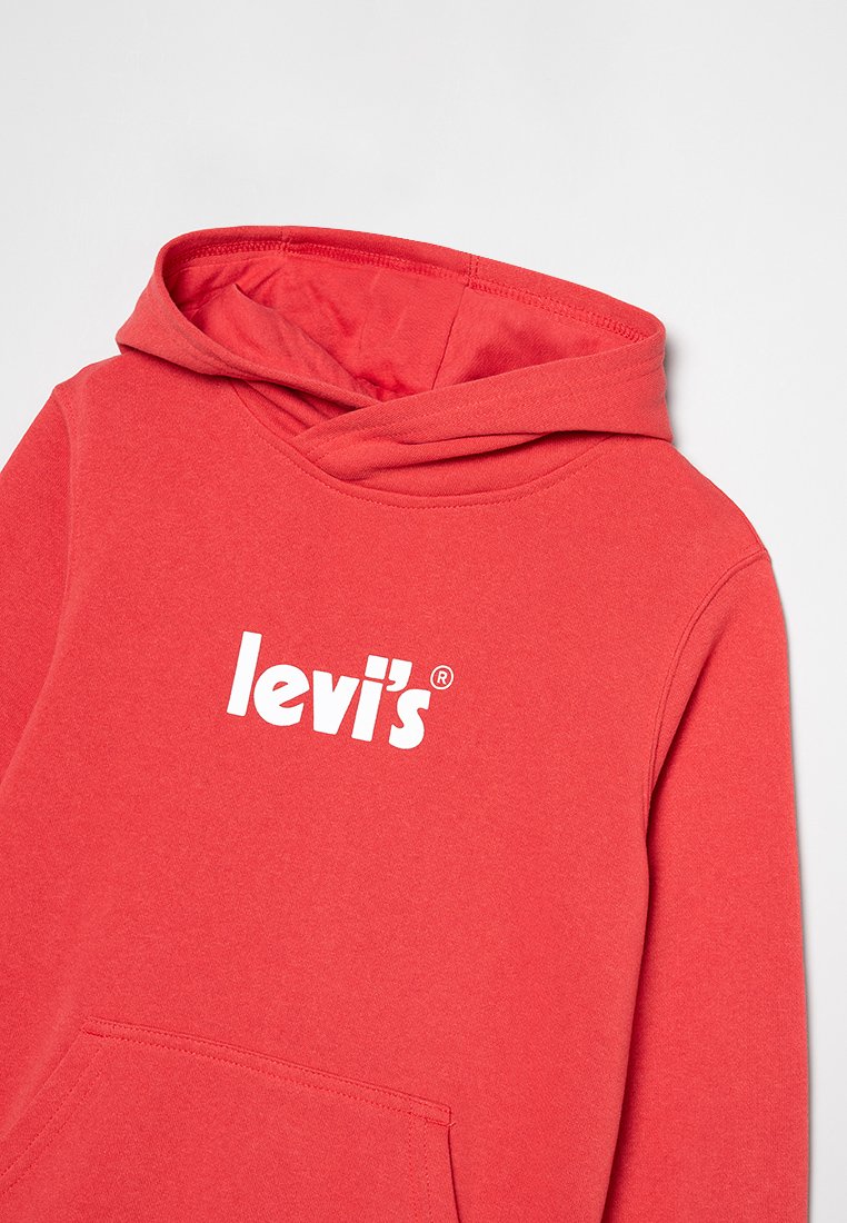 Sudadera roja de Levi's con bolsillo tipo canguro en el frente y texto de logo blanco centrado en el pecho, exhibida sobre un fondo liso.