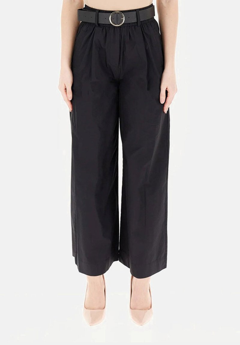 Pantaloni neri a gamba larga con vita elasticizzata, design con piega frontale e cintura nera con fibbia circolare. Tessuto dalla superficie liscia.