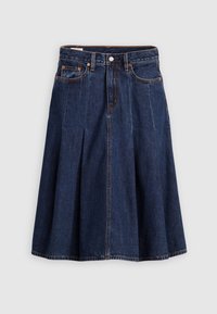 Falda de mezclilla de un azul oscuro con un diseño acampanado, costuras visibles, bolsillos laterales, presillas para cinturón y un cierre con botón en la parte delantera.