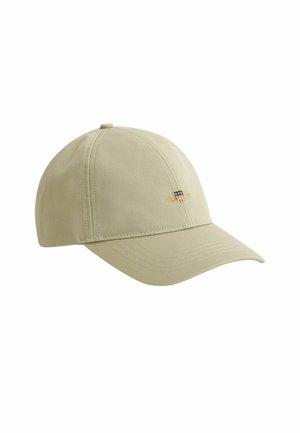 Beige Baseballkappe mit gebogenem Schirm und kleinem, besticktem Logo mit Sternen und Streifen auf der Vorderseite.