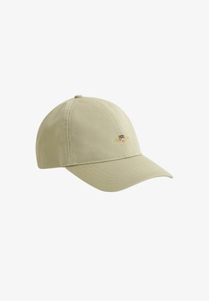 Beige Baseballkappe mit gebogenem Schirm und kleinem, besticktem Logo mit Sternen und Streifen auf der Vorderseite.