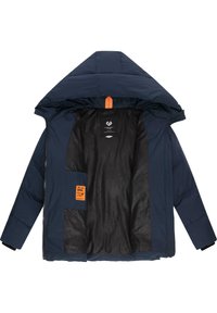 Marineblauwe pufferjack met een grote capuchon, een ritssluiting aan de voorkant en een oranje ritsneus. Het interieur heeft een zwarte patroonvoering en een zak met label.