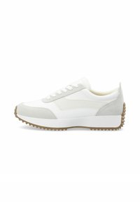 Weiße Sneaker aus Wildleder und Leder, mit runder Zehenpartie, Schnürverschluss und einer dicken weißen Sohle mit einem Zickzack-Muster in Braun.