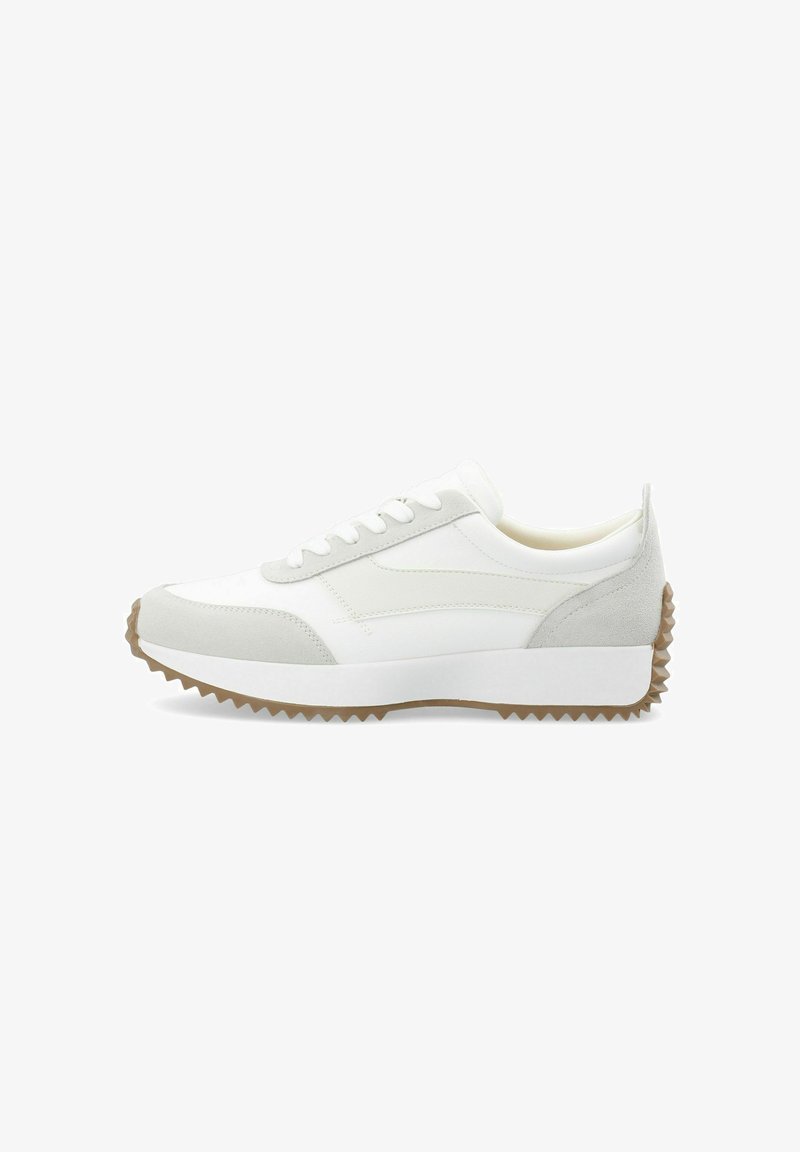 Weiße Sneaker aus Wildleder und Leder, mit runder Zehenpartie, Schnürverschluss und einer dicken weißen Sohle mit einem Zickzack-Muster in Braun.