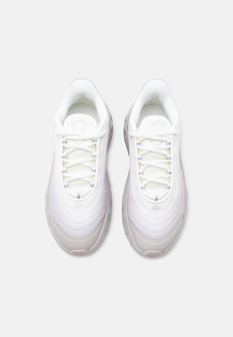 Paar weiße Sportsneaker mit Mesh-Obermaterialien, hellgrauen Sohlen und weißen Schnürsenkeln, von oben auf weißem Hintergrund betrachtet.