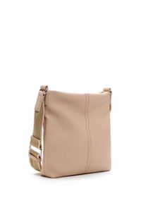Borsa a tracolla in pelle beige con una finitura testurizzata, forma rettangolare e cuciture rinforzate. Presenta una tracolla in tessuto regolabile e accessori in metallo.