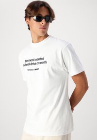 HUF LEGEND RETURNS TEE UNISEX - Trükipildiga T-särk - white