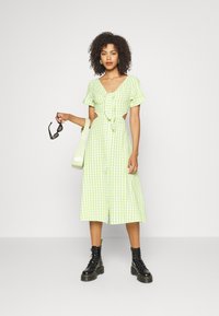 Monki Vestido camiseiro - green
