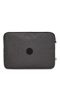 Housse d'ordinateur portable grise en tissu texturé avec fermeture éclair. Présente un logo rond noir au centre et une petite étiquette verte sur le côté.