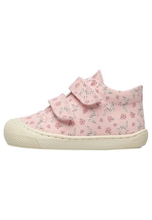 Roze peuterschoen met klein bloemenpatroon, twee klittenbandsluitingen en een gestructureerde off-white rubberen zool en neuskap.