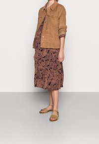 MAMALICIOUS Denní šaty - brown