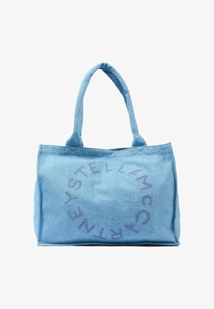 Borsa tote in denim azzurro chiaro con manici lunghi e borchie viola che formano un logo circolare "Stella McCartney" su un lato.