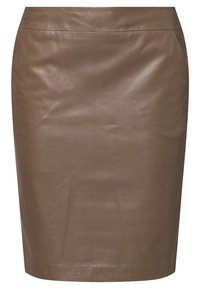 Jupe crayon en cuir marron, texture lisse, longueur genou, design ajusté avec une taille haute, détails de couture minimaux. Convient à un style polyvalent.