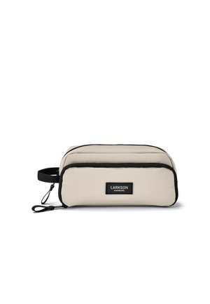 Béžová obdĺžniková taška na toaletné potreby s čiernym zipsovým lemom, bočným uchom a štítkom "Larkson Hamburg" na prednom vrecku.