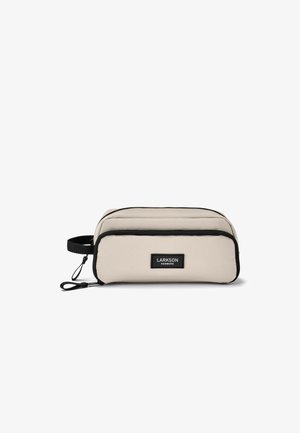 Bolsa de aseo rectangular beige con ribete de cremallera negra, asa lateral y etiqueta "Larkson Hamburg" en el bolsillo frontal.