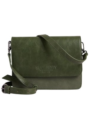 Prostokątna torebka na ramię ze skóry w oliwkowym kolorze, z regulowanym paskiem, zapięciem na klapę oraz subtelnym tłoczeniem logo marki z przodu.