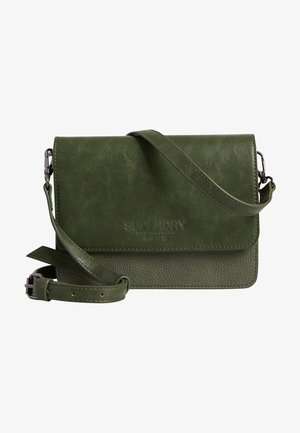 Sac bandoulière rectangulaire en cuir vert olive avec sangle réglable, fermeture à rabat et embossage discret de la marque à l'avant.